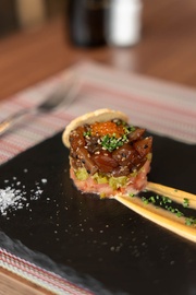 un primer plano de un plato de comida en una mesa