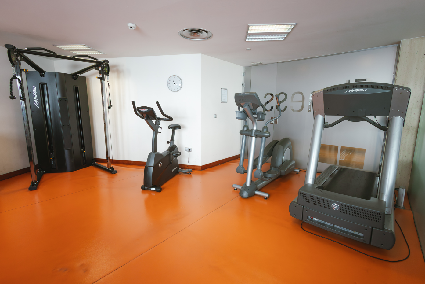 un gimnasio con una pantalla que dice life fitness