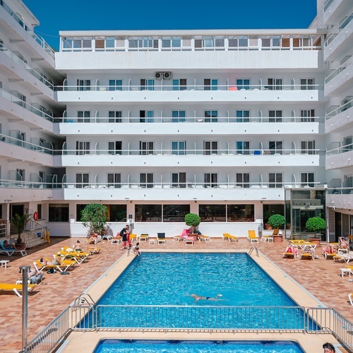 una piscina rodeada de sillas y balcones en un hotel