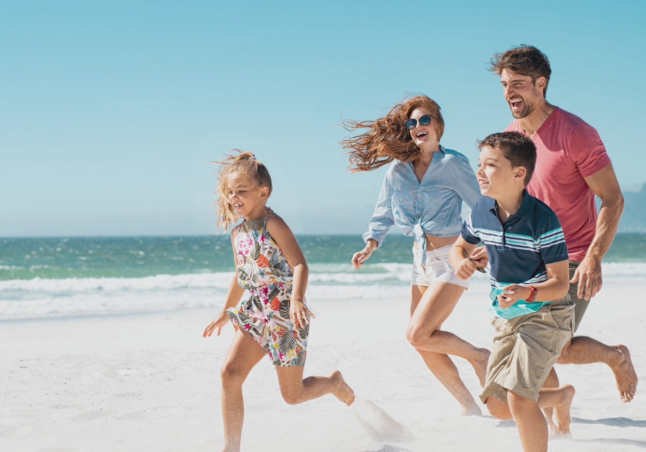 Familia disfrutando de Port Hotels: Corporativa en la playa en 2023.
