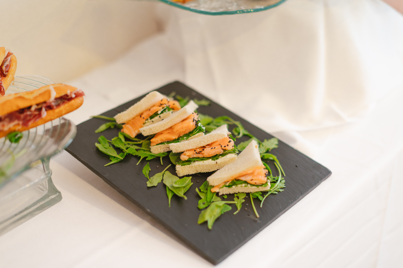 una sala de conferencias con mesas y sillas y una pantalla