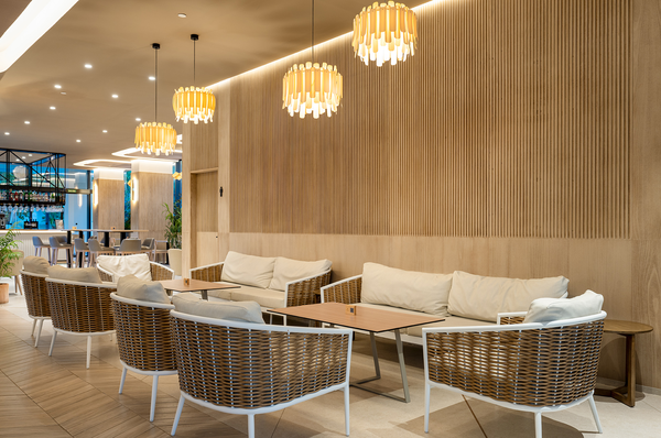 un restaurante con mesas y sillas y un bar