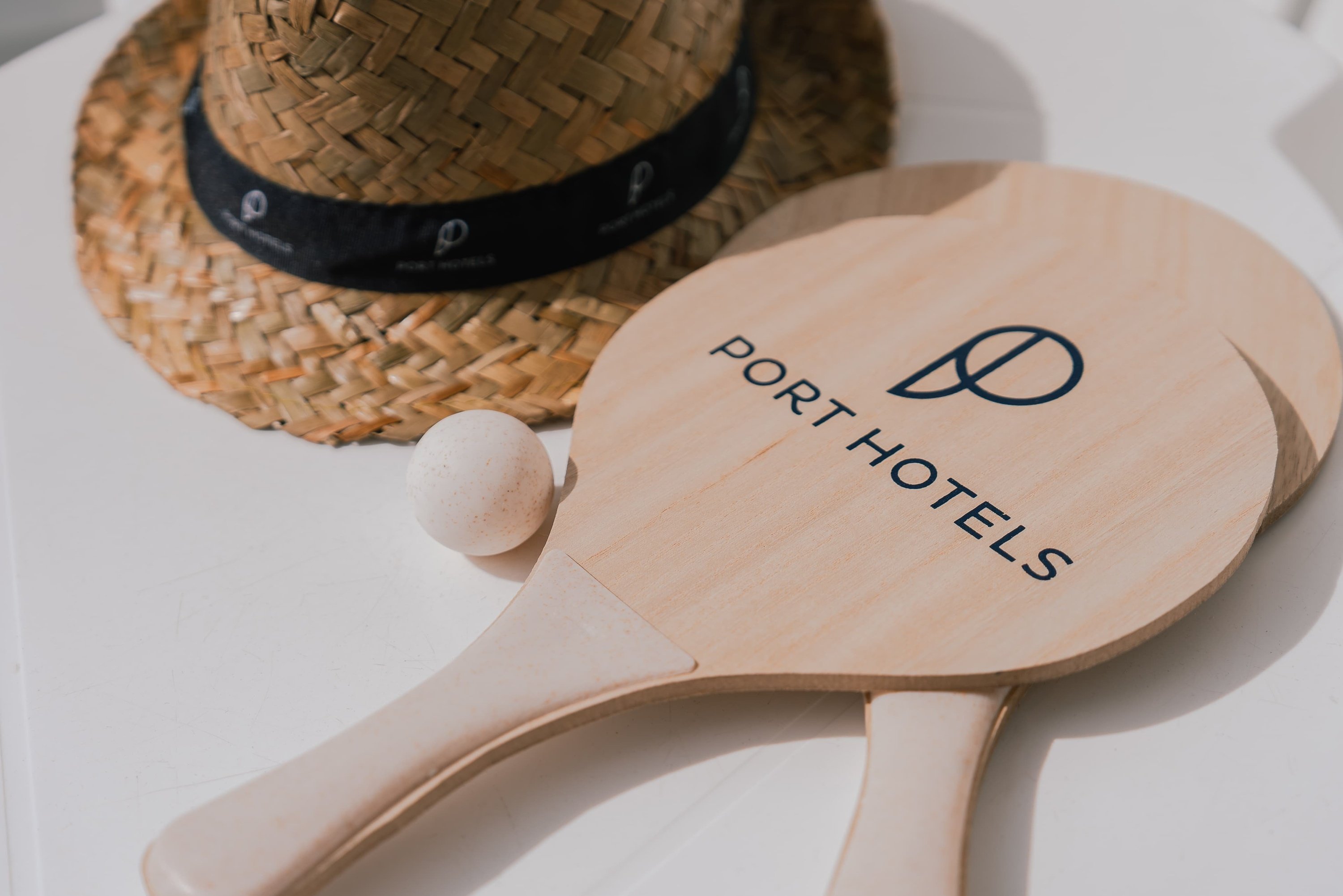 dos raquetas de madera con el logotipo de los hoteles port