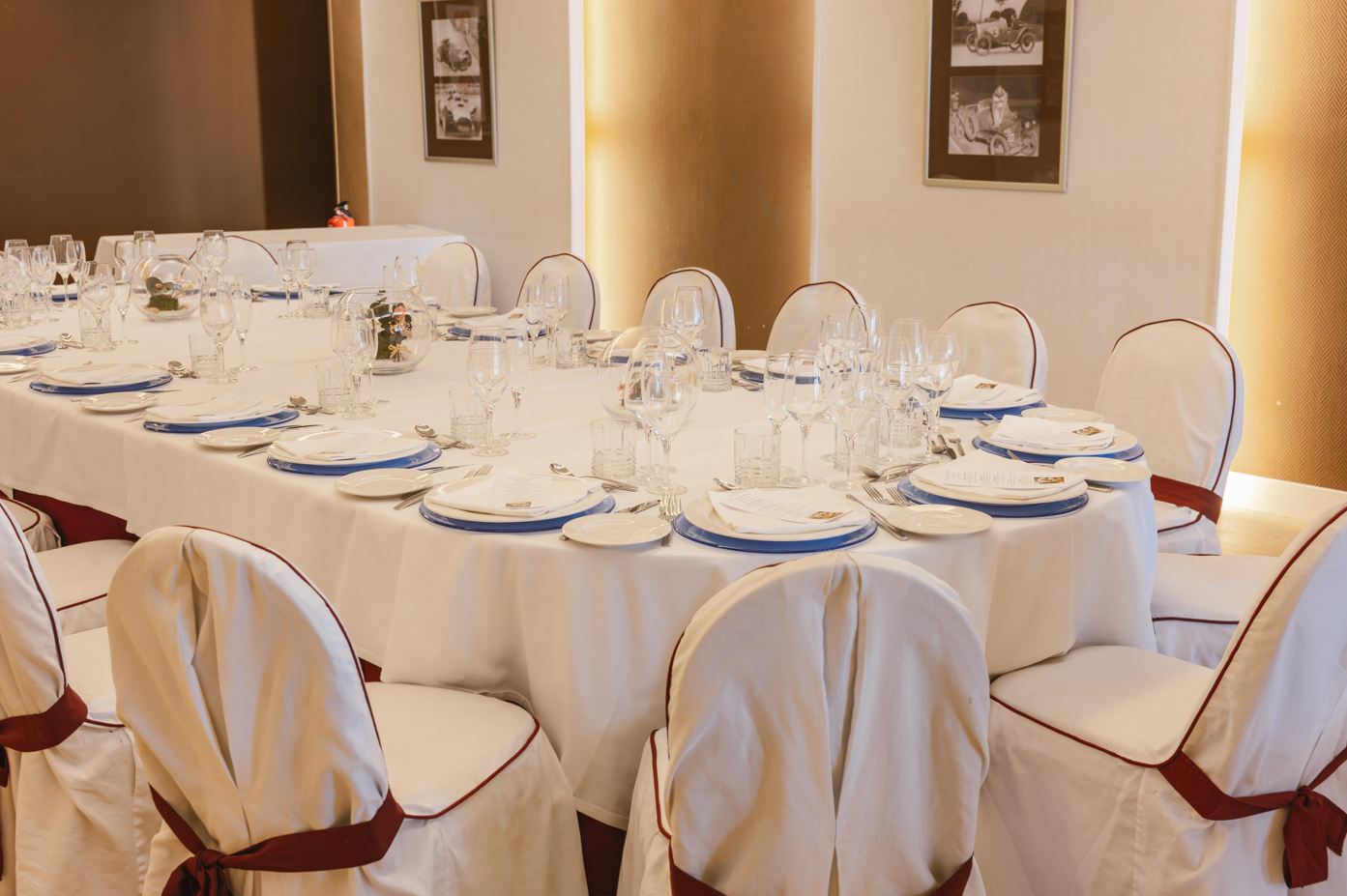 una sala de conferencias con mesas y sillas y una pantalla