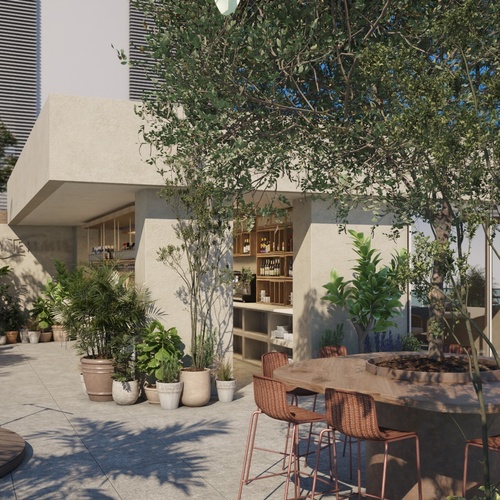 un patio con una mesa y sillas rodeado de plantas