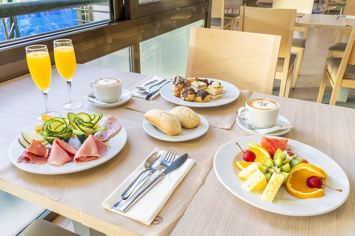 Delicioso café da manhã em Port Hotels: Corporativa, com sucos, doces, frios e frutas frescas.
