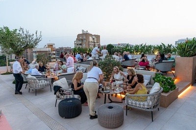 un grupo de personas sentadas en sillas y mesas en un restaurante - 