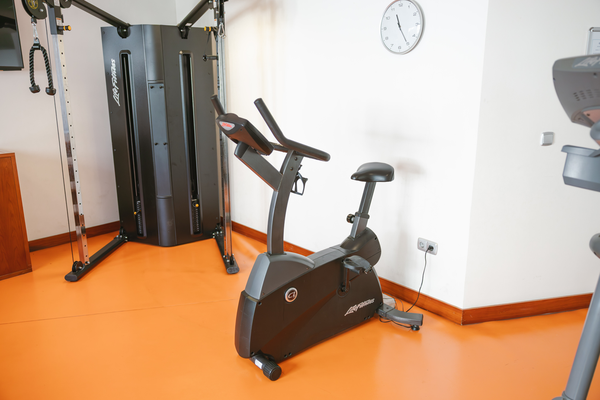 un gimnasio con una pantalla que dice life fitness