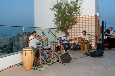 un grupo de hombres tocando instrumentos musicales en un escenario - 