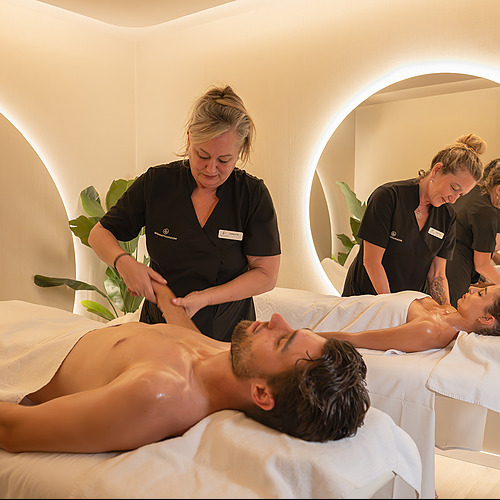 Port Hotels: Corporativa: Masajistas profesionales brindan tratamientos de spa en este hotel de lujo.