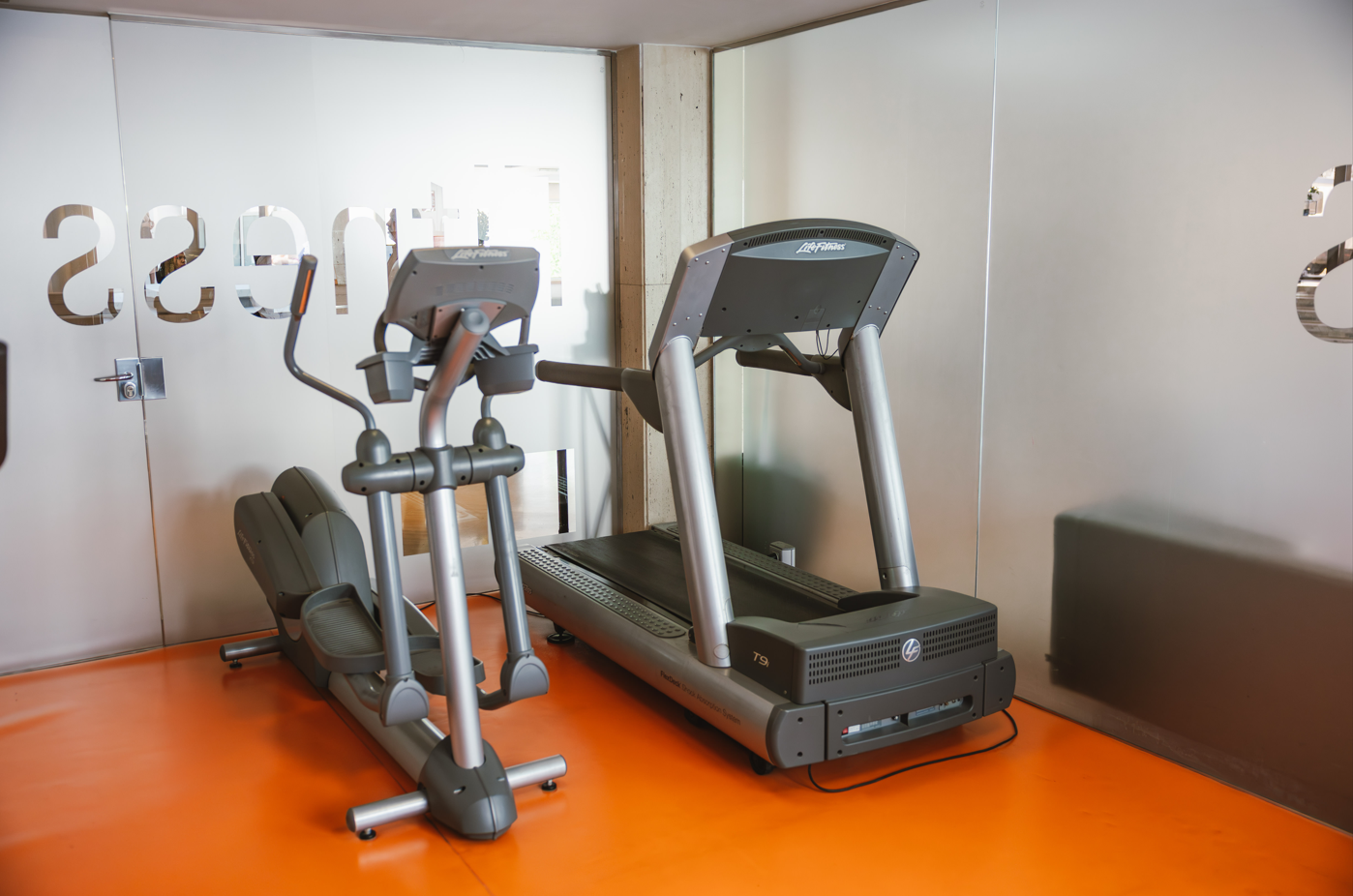 un gimnasio con una pantalla que dice life fitness