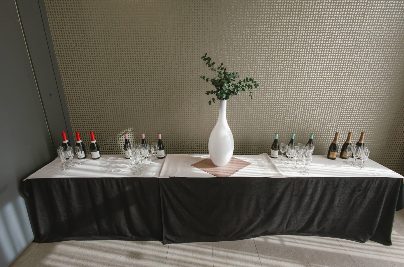 una mesa llena de botellas de champán y copas