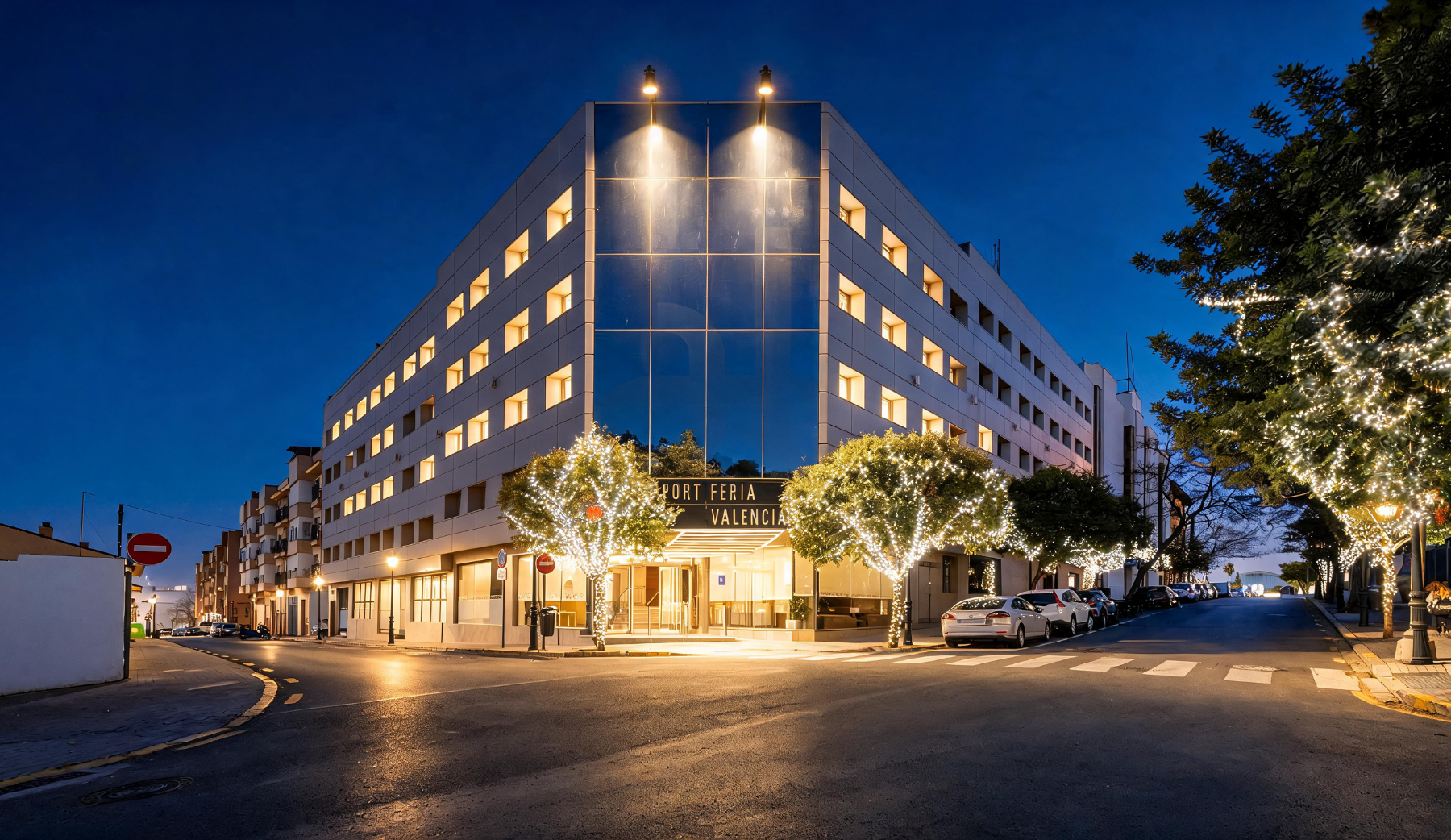 Elegante jantar de gala nos Port Hotels: Corporativa. Taças de champanhe e luzes festivas.