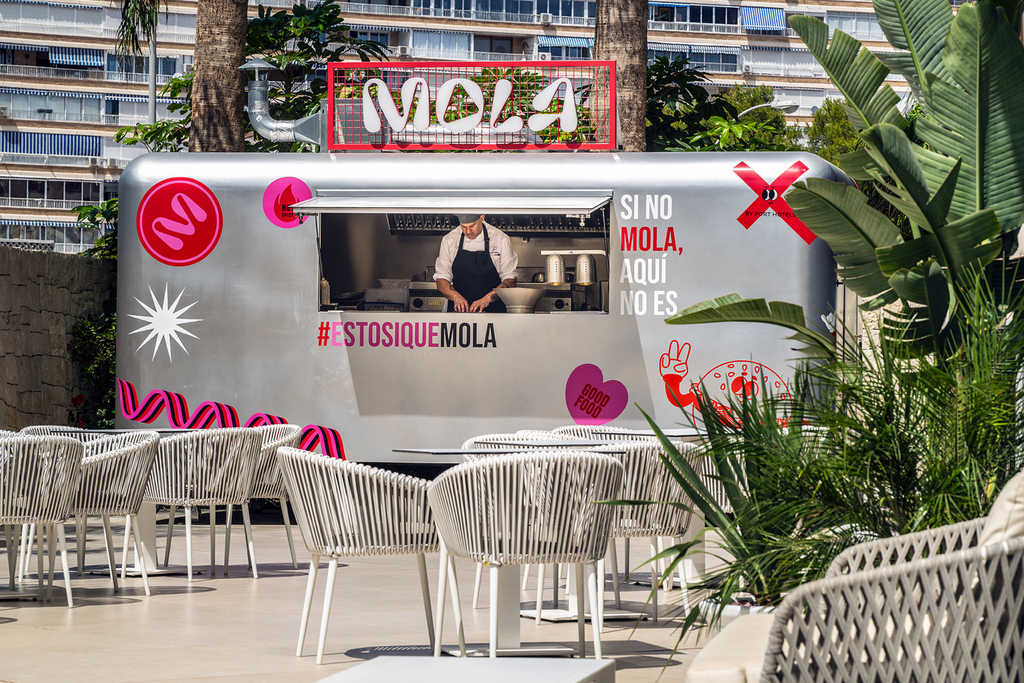 Tables dressées chez Port Hotels: Corporativa, prêtes pour événements ou dîners.