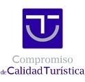 un logotipo azul con una sonrisa y la palabra compromiso de calidad turística .