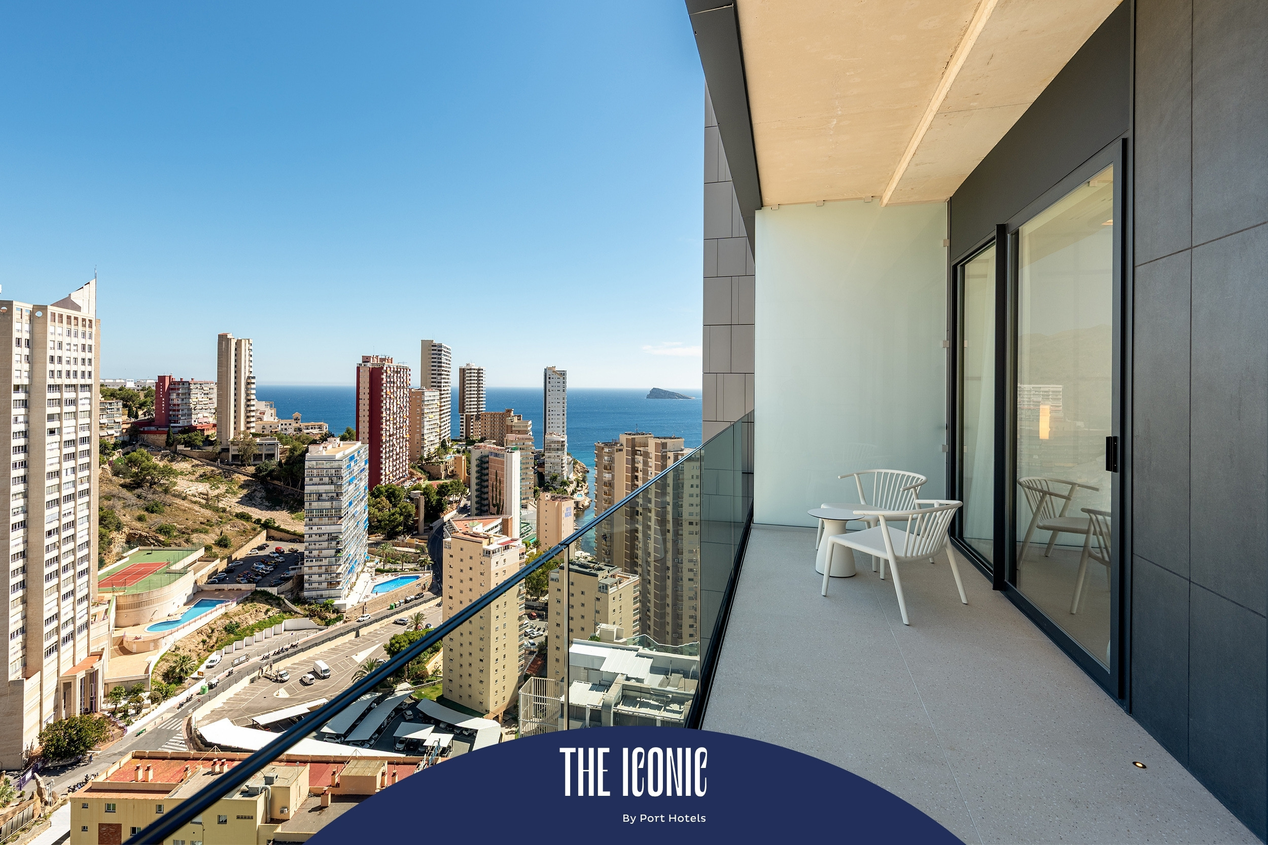 Balcón moderno con vistas urbanas y al mar, ideal para tu Port Hotels: Corporativa