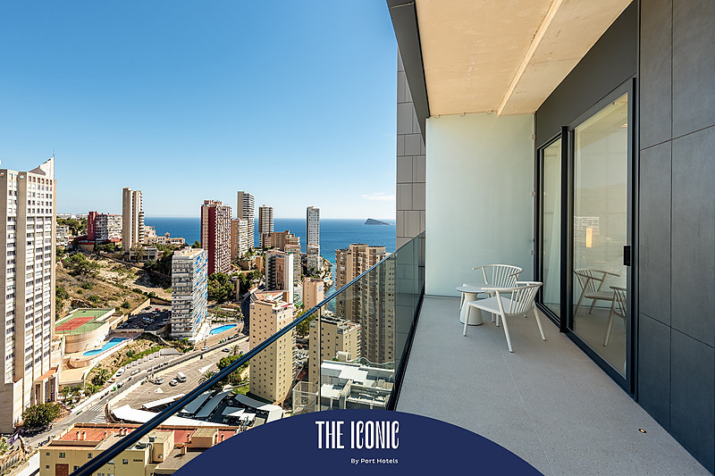 Balcón moderno con vistas urbanas y al mar, ideal para tu Port Hotels: Corporativa