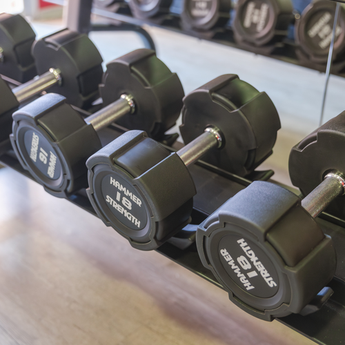 a row of dumbbells that say hammer strength on them