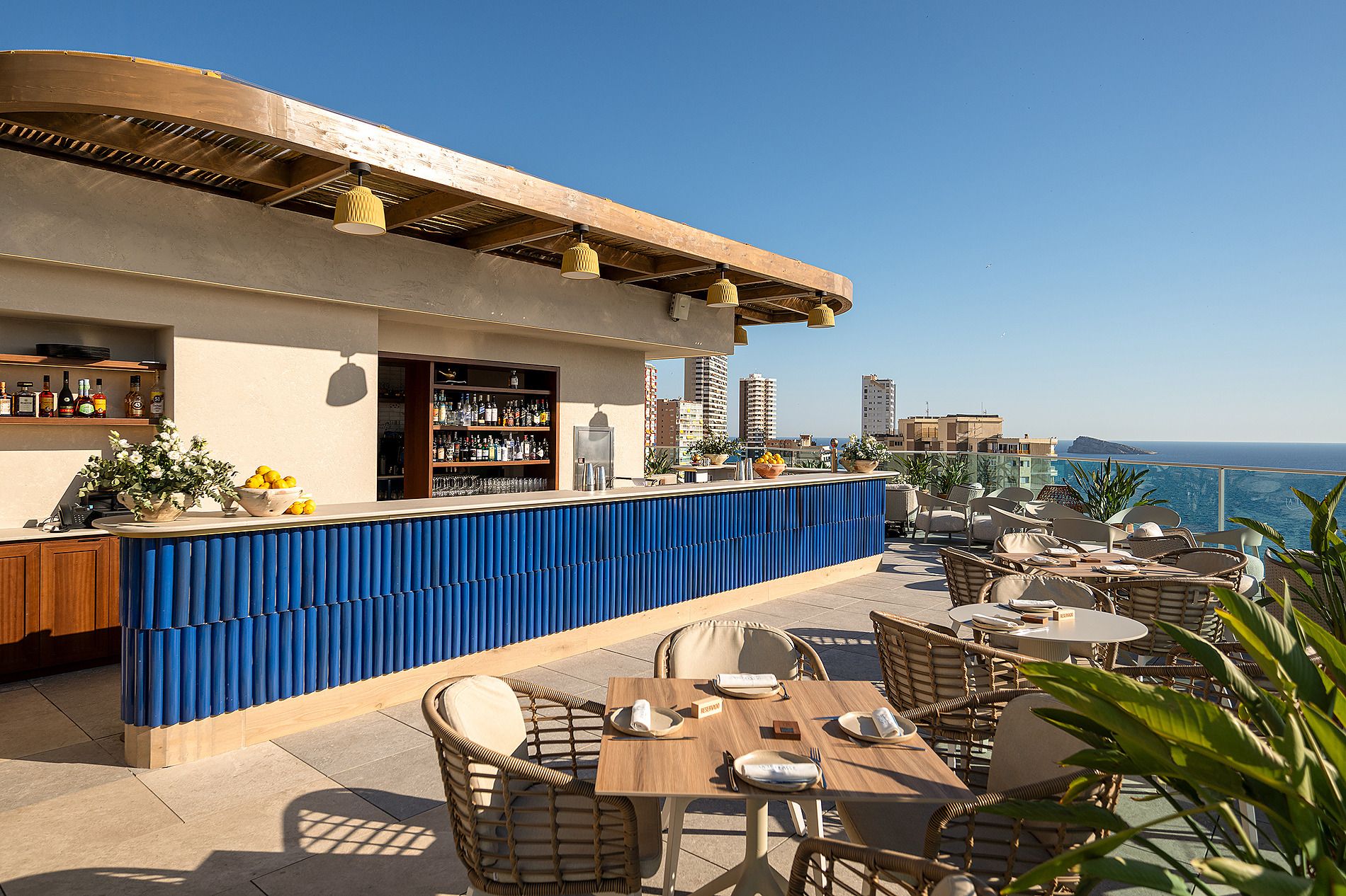 Terraza de hotel con bar y vistas al mar, ideal para Port Benidorm Hotel & Spa | Alicante | Port Hotels | Web oficial.