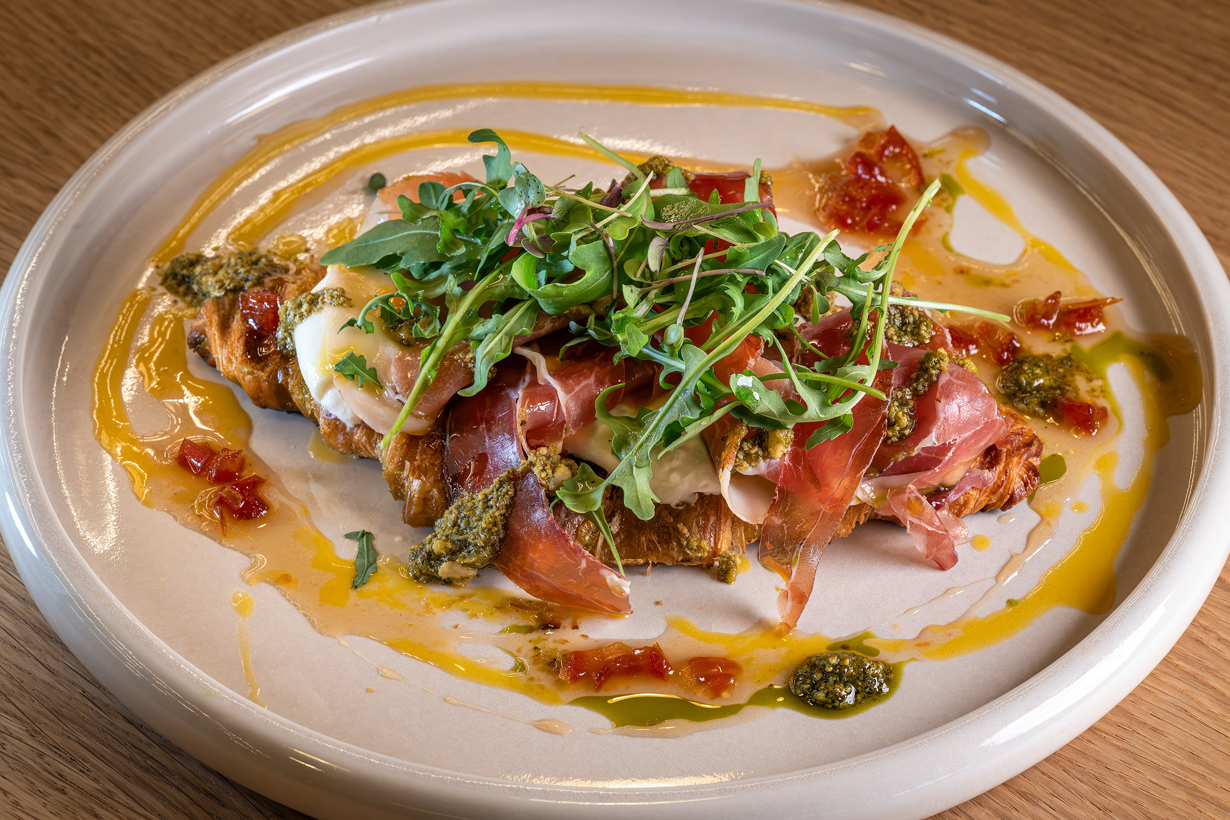 Gourmet croissant with prosciutto, arugula, and pesto Port Hotels: Corporativa