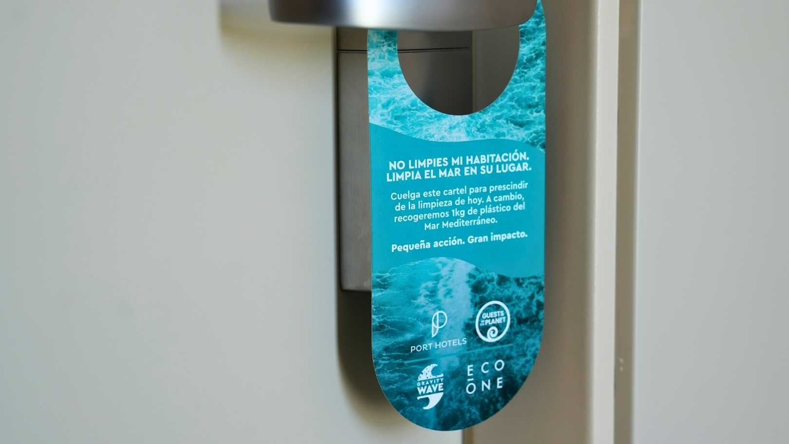 un cartel que dice no limpies mi habitación limpia el mar en su lugar