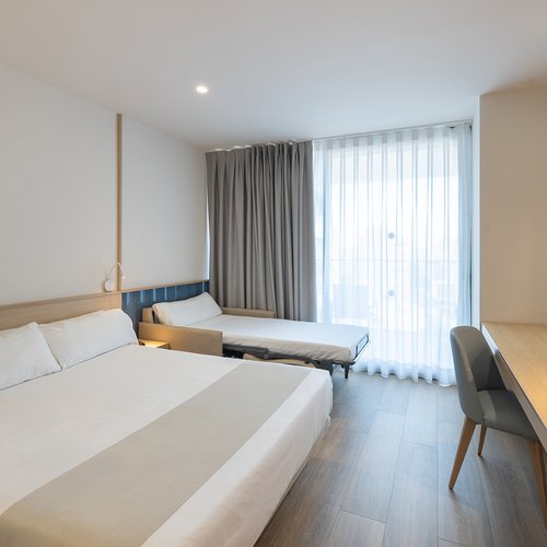 una habitación de hotel con una cama y una televisión