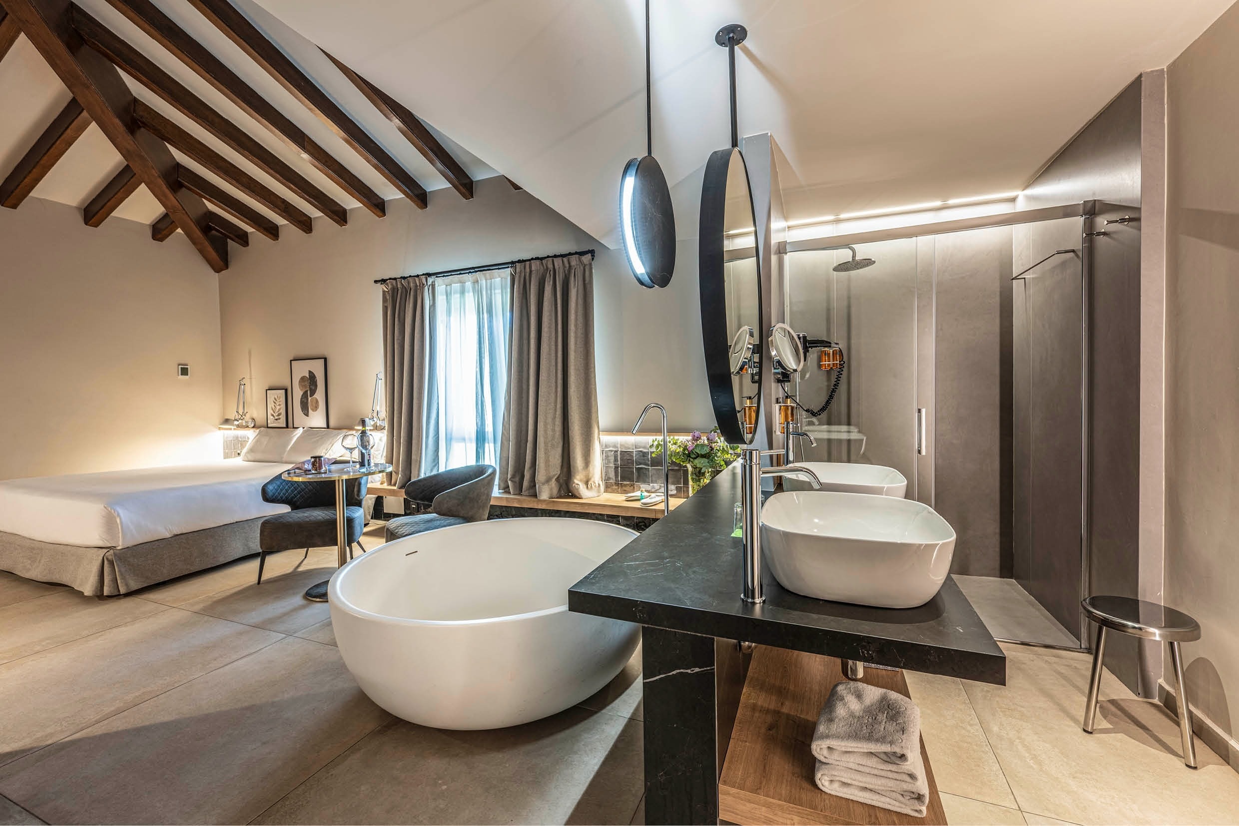 un baño de hotel con dos lavabos y una bañera