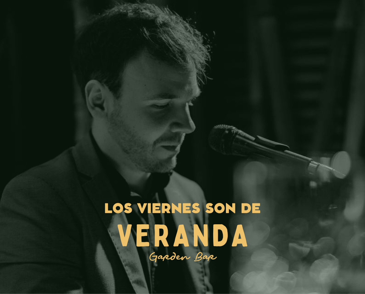 Un póster promocional anuncia a Ismael Moreno tocando música en vivo en Veranda Garden Bar los viernes, con una imagen del artista y una ilustración de cóctel.