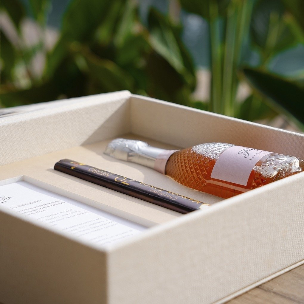 una botella de vino y un lápiz en una caja