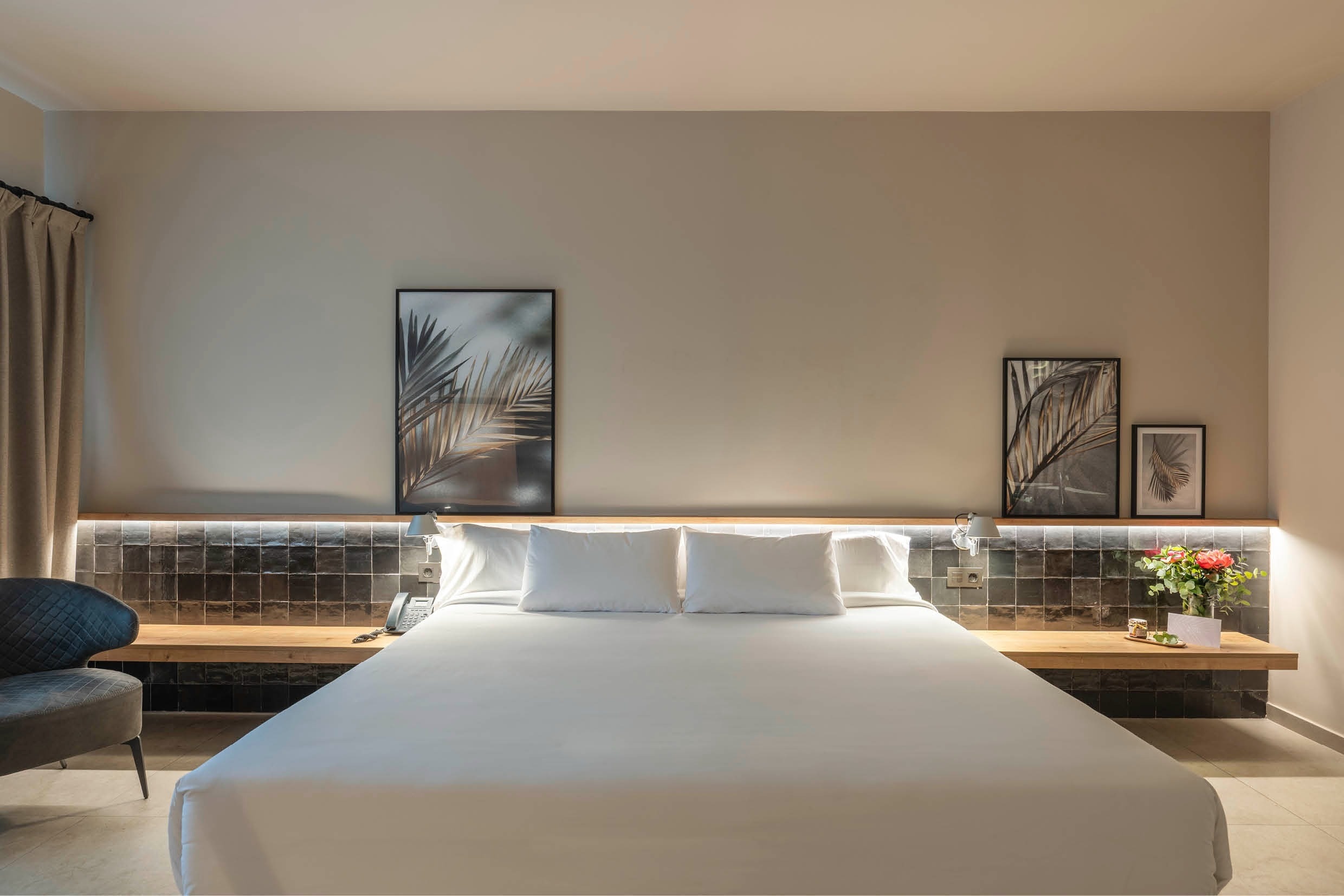 una habitación con una cama y dos cuadros en la pared