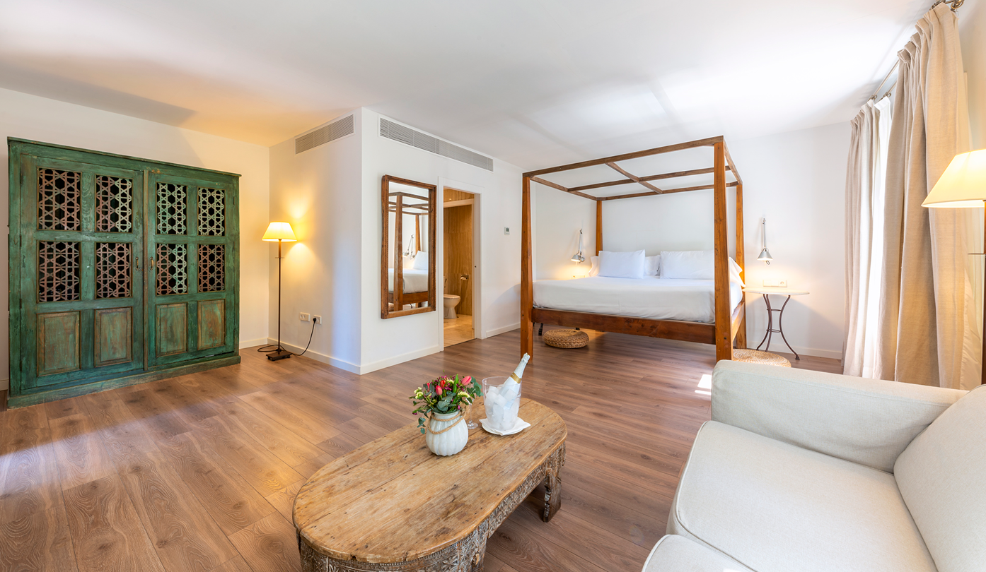 una habitación con una cama , una silla , un escritorio y un espejo