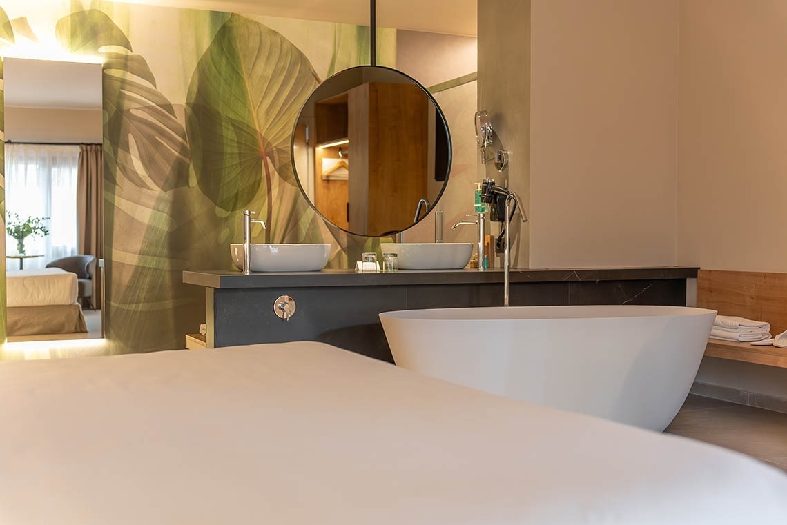 un baño con dos lavabos y una bañera