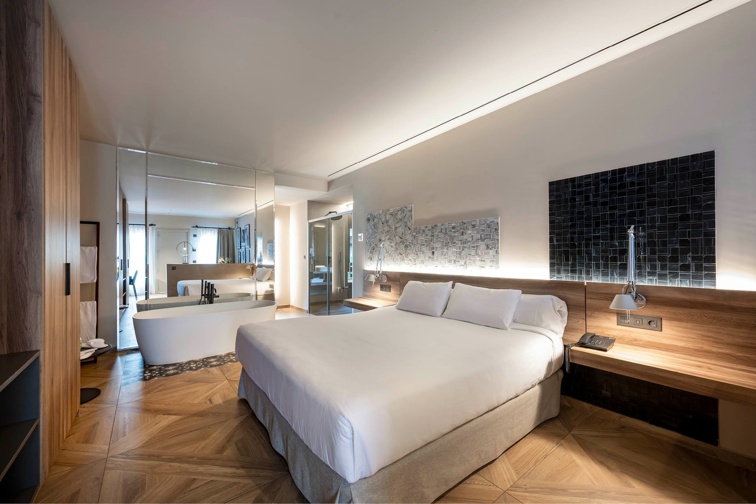 una habitación de hotel con una cama y una bañera