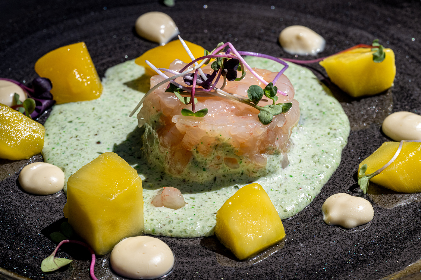 un primer plano de un plato de comida en un restaurante