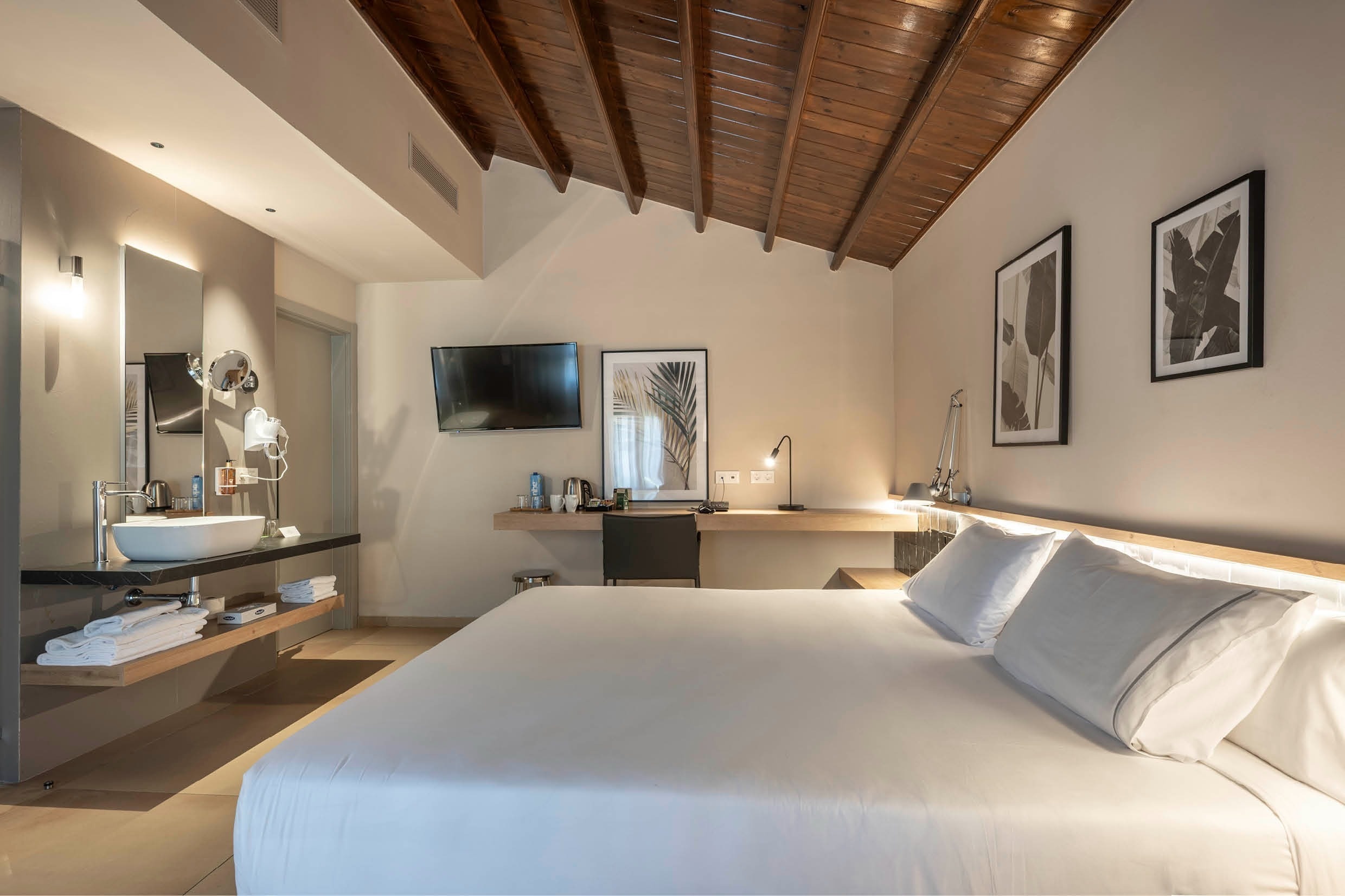 una habitación de hotel con una cama y un televisor