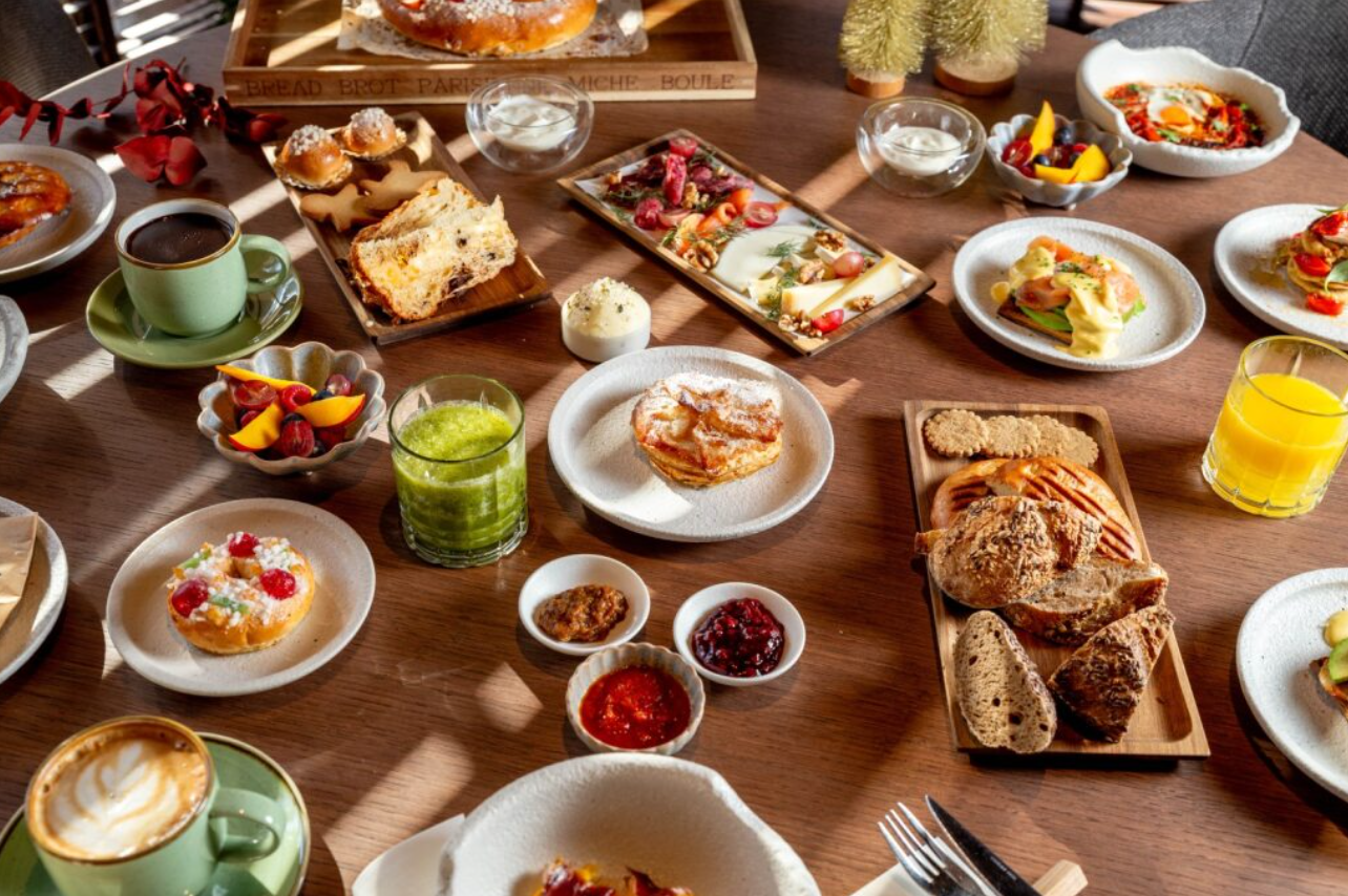 una mesa llena de platos de comida y bebidas