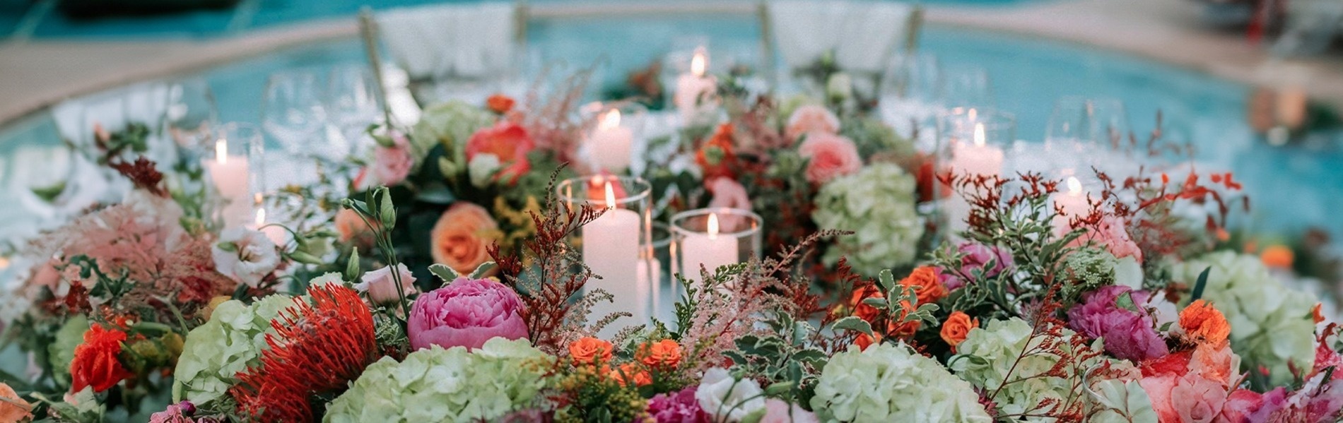 una mesa redonda cubierta de flores y velas .