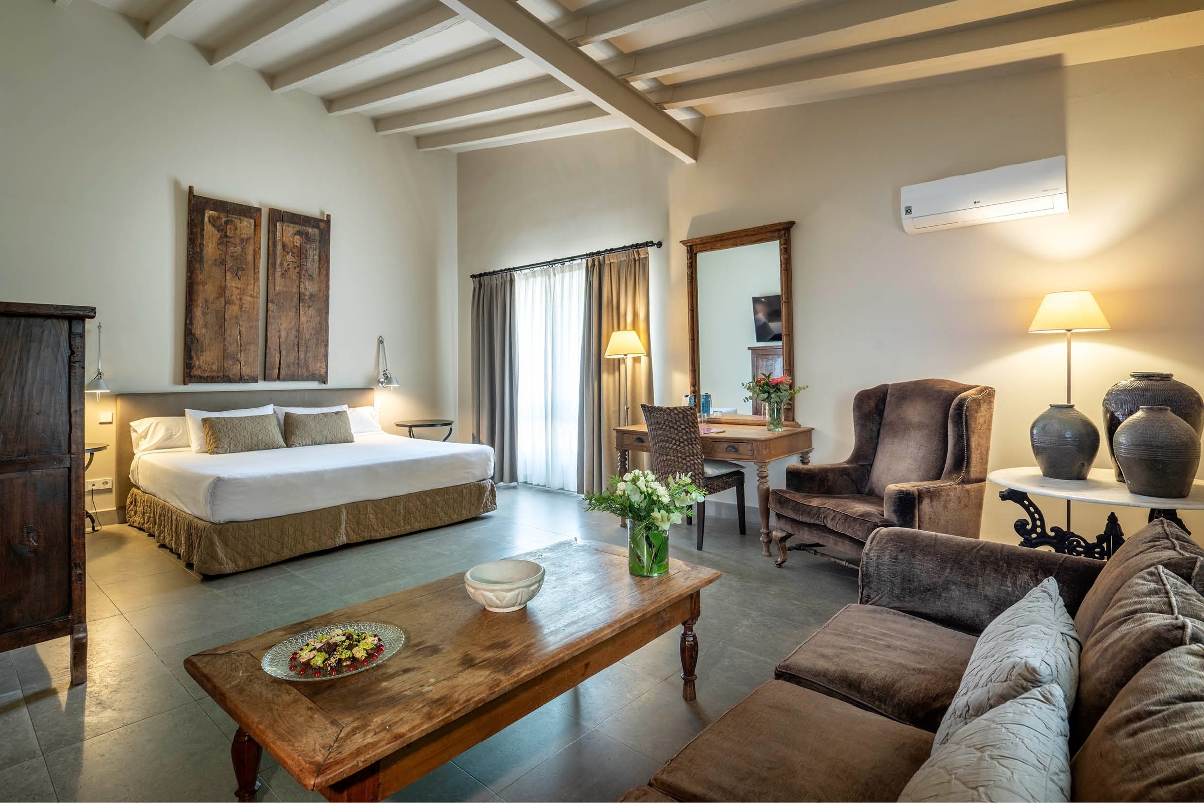 una habitación con una cama y una mesa de madera