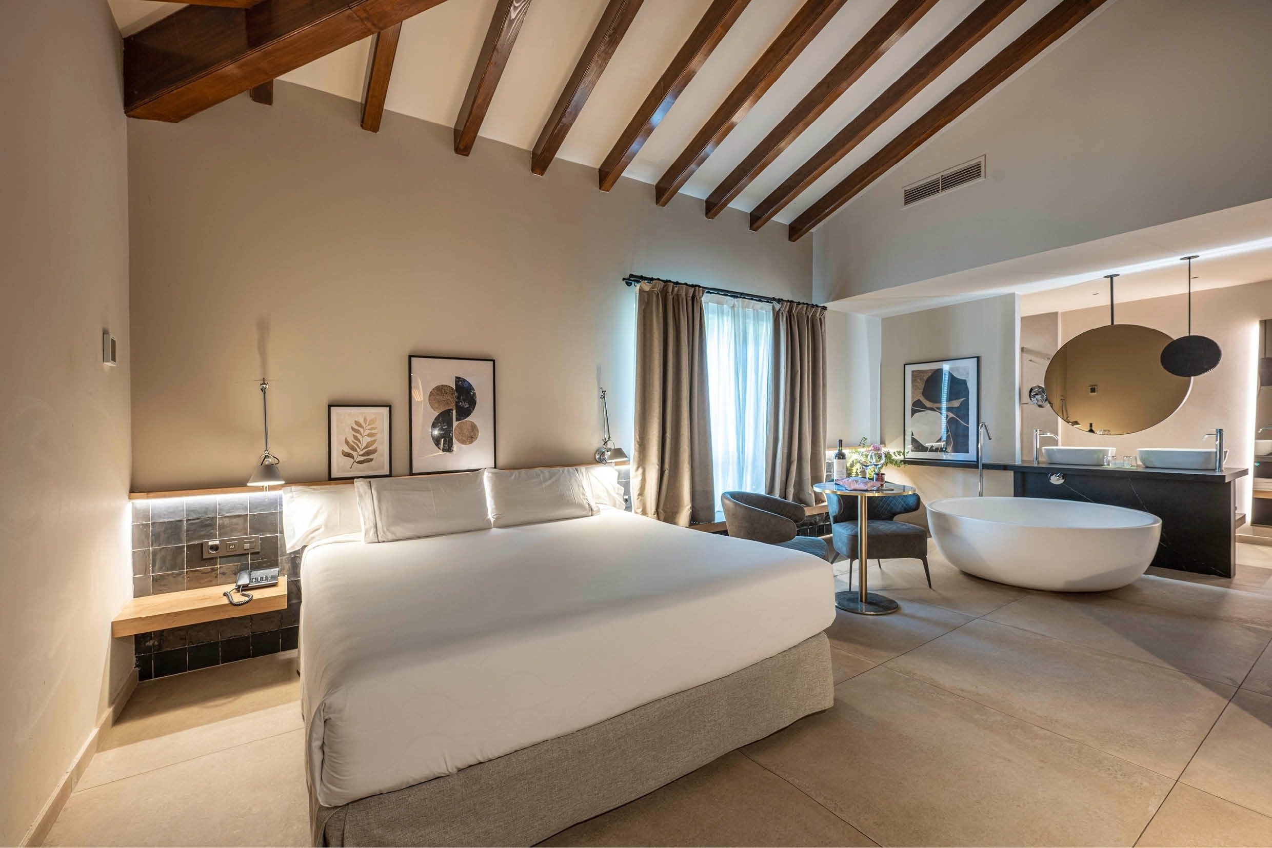 una habitación de hotel con una cama king size y una bañera