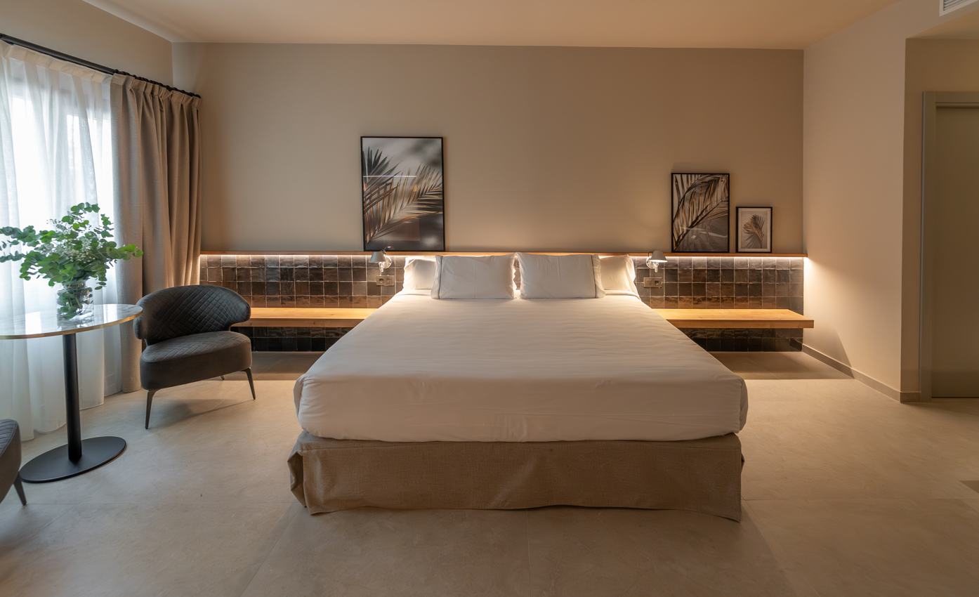 una habitación de hotel con una cama y una silla