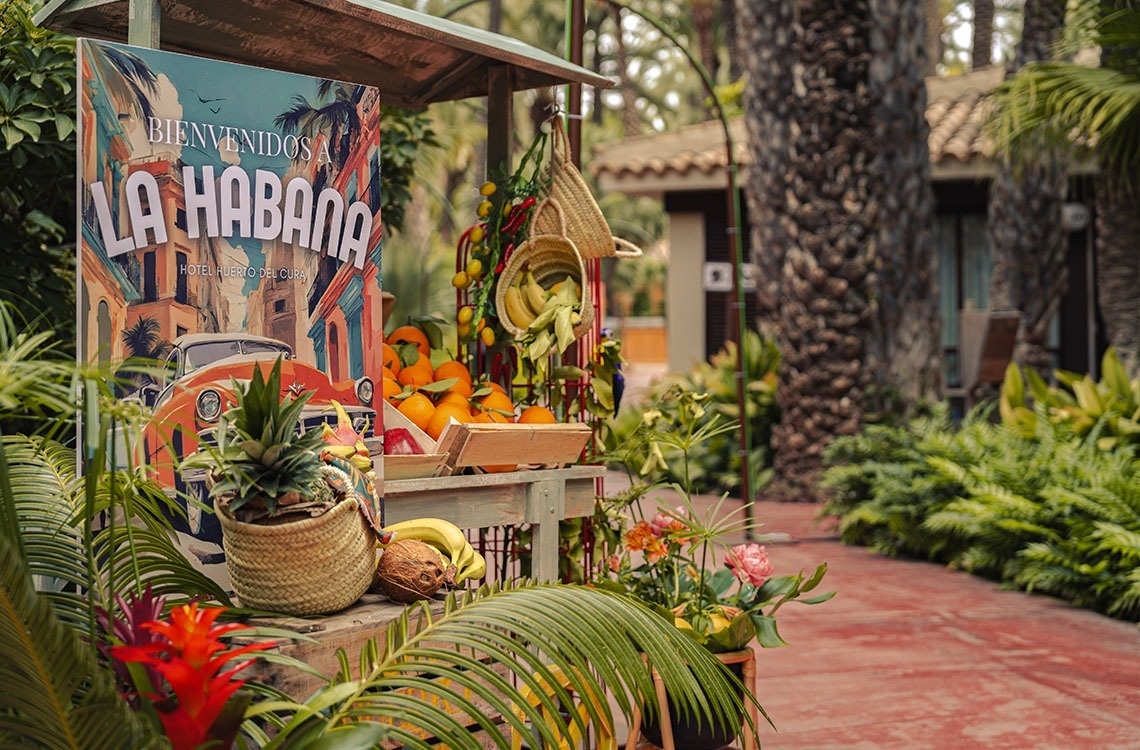 un puesto de frutas con un cartel que dice bienvenidos a la habana