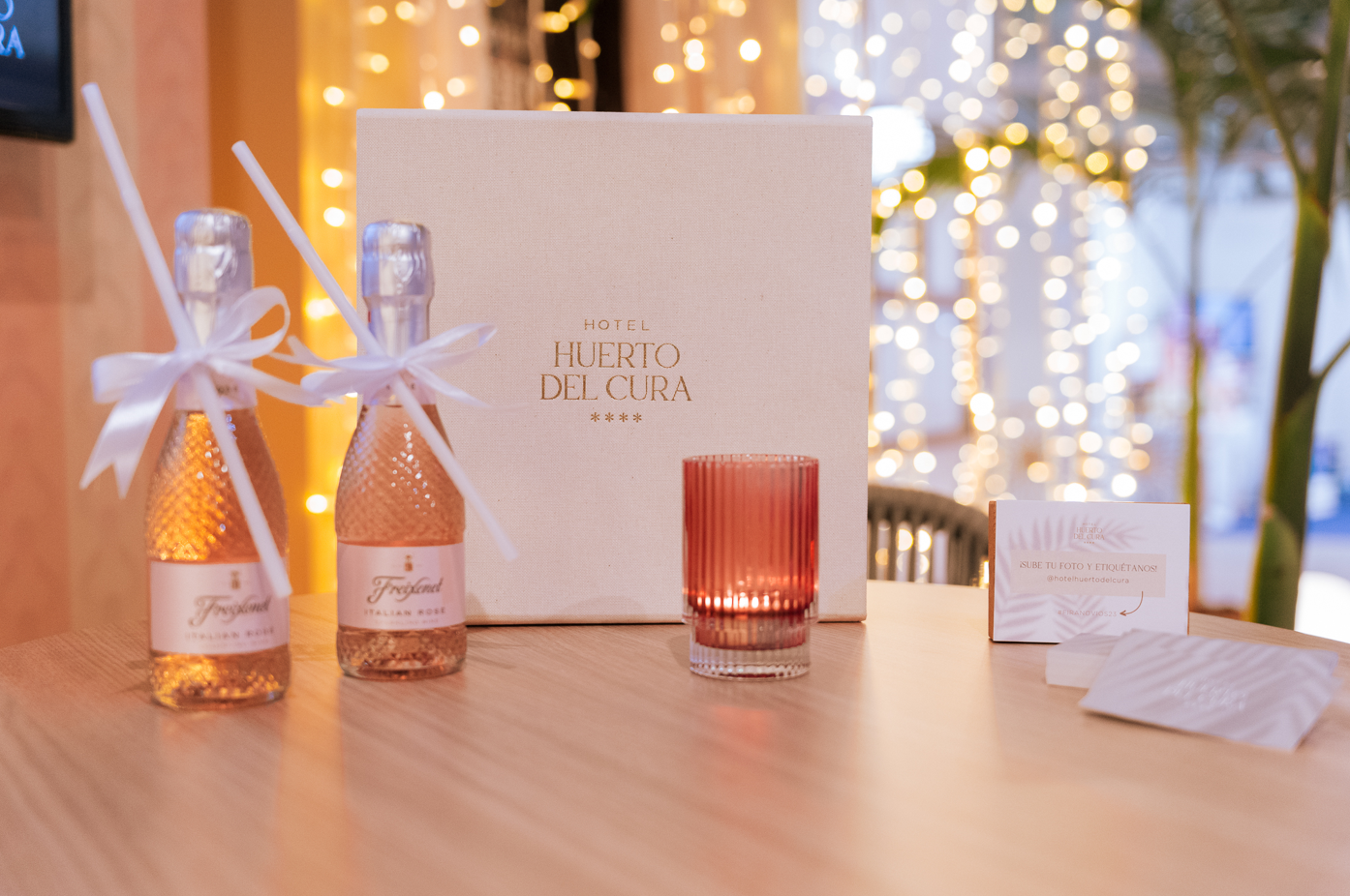 dos botellas de vino y una caja de hotel huerto del cura