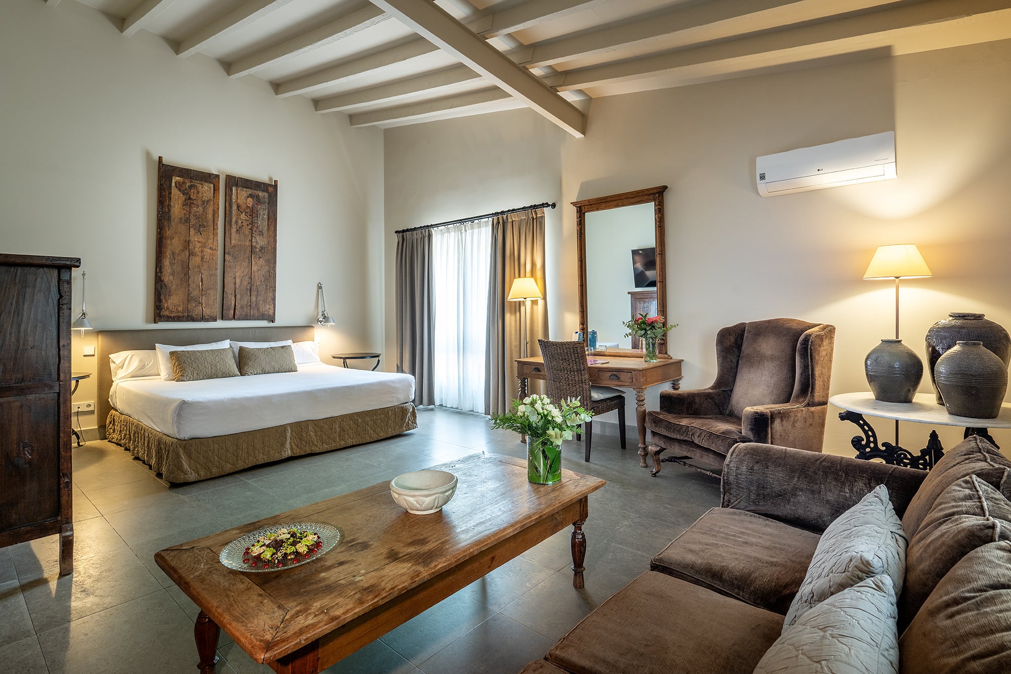 Suite espaciosa con cama king, sala y escritorio. Ideal para Port Hotels: Huerto del Cura.