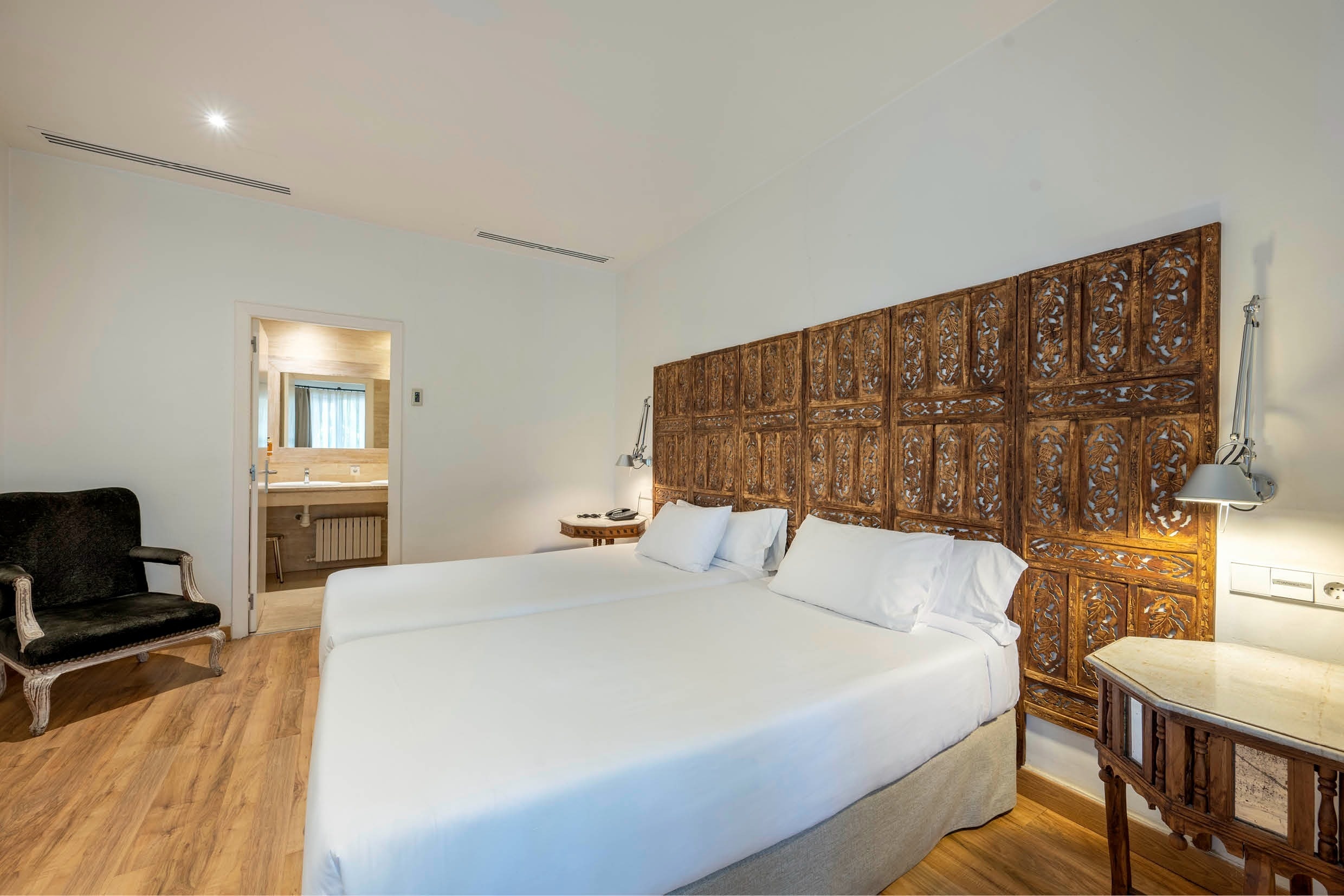 una habitación con dos camas y una mesa