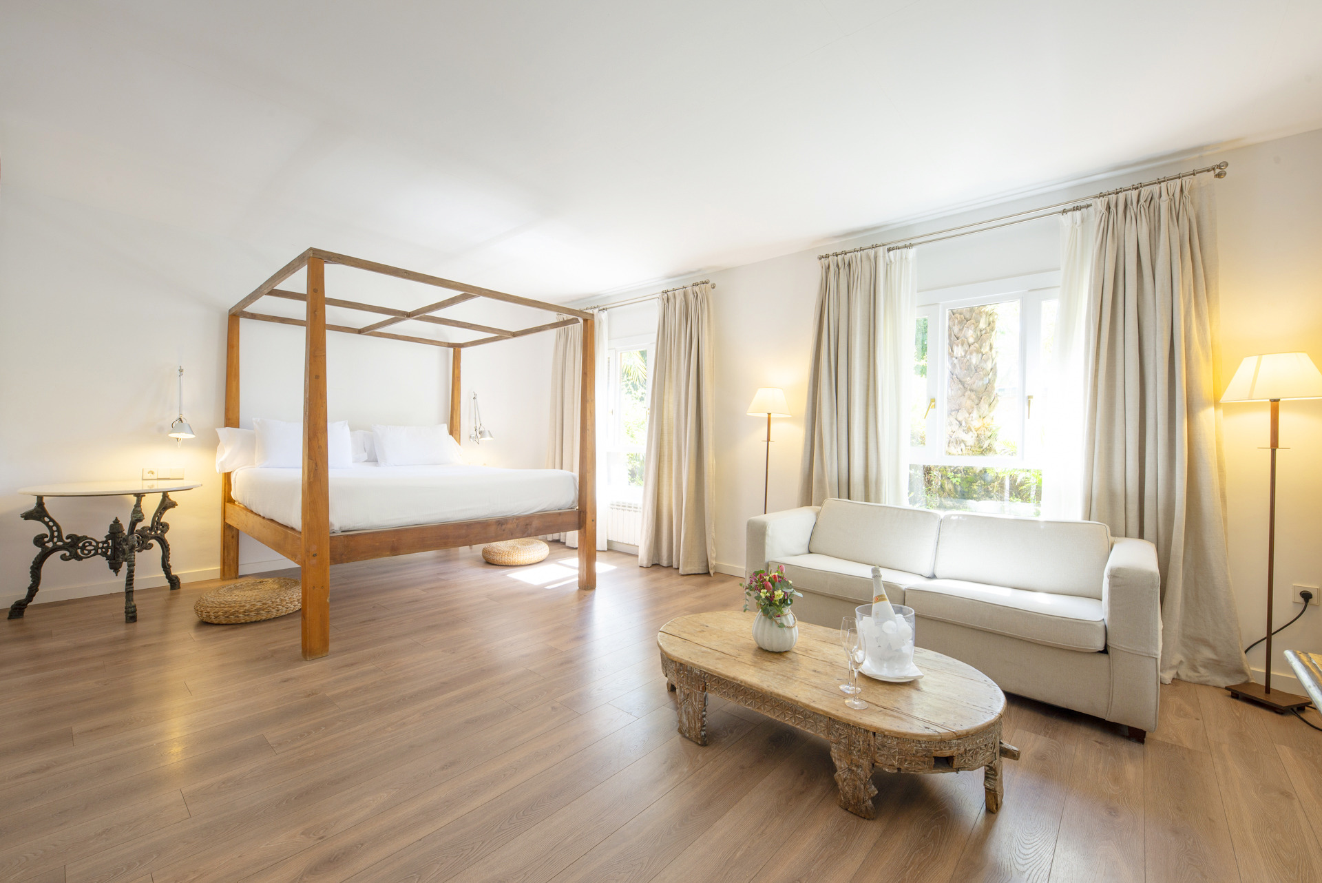 Suite espaciosa con cama con dosel, sala de estar y Port Hotels: Huerto del Cura.