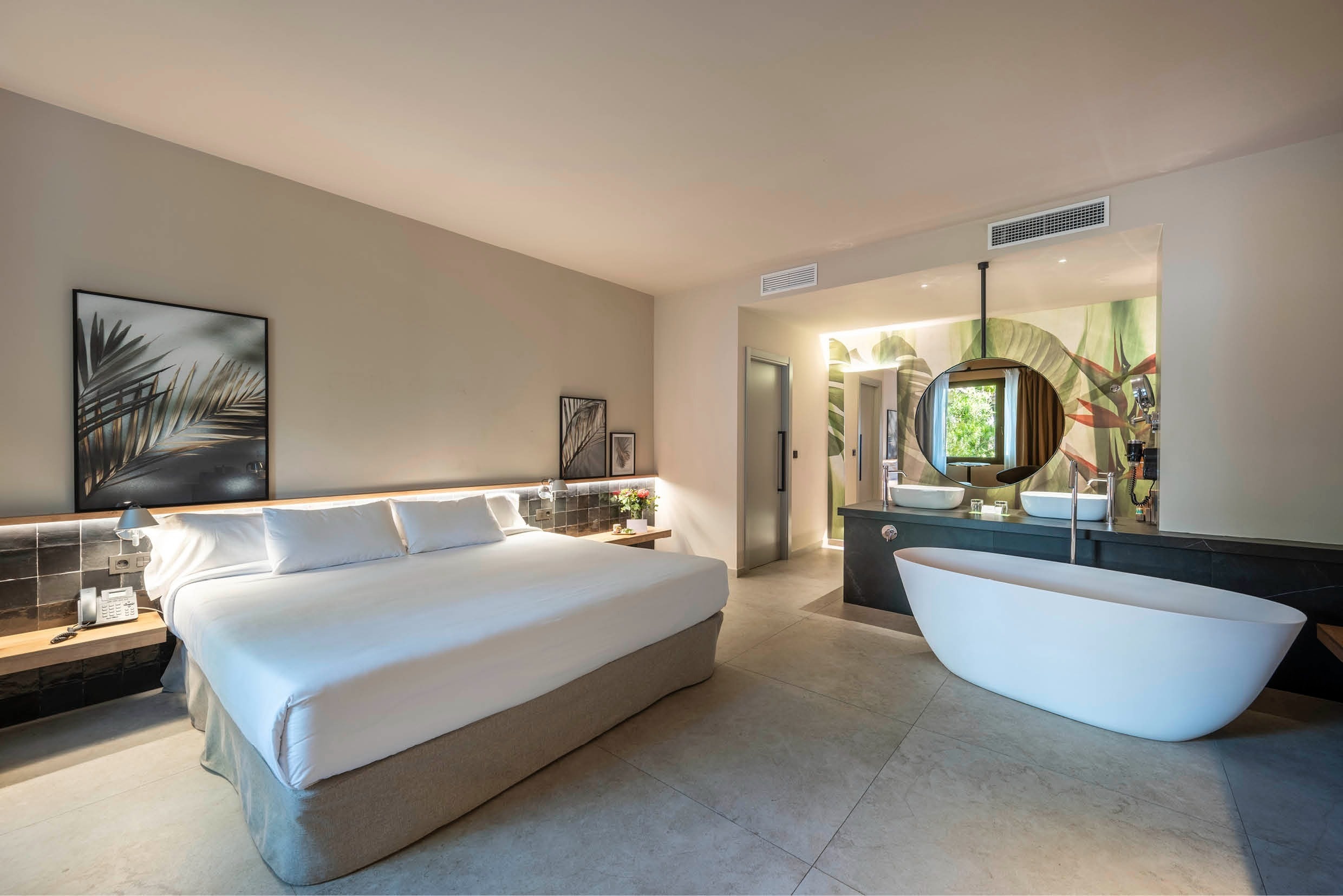 una habitación de hotel con una cama y un baño