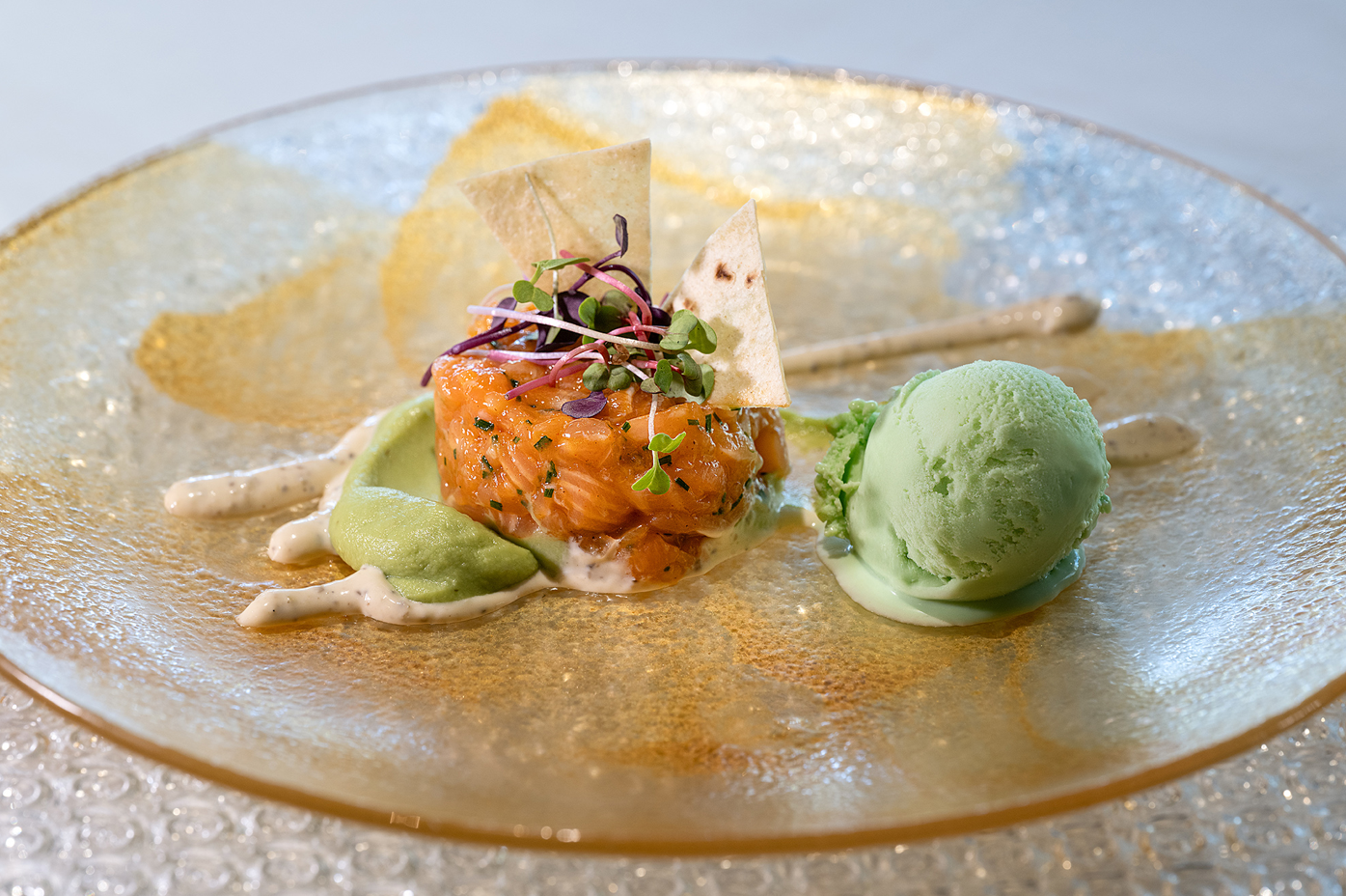 un plato de comida con una bola de helado verde