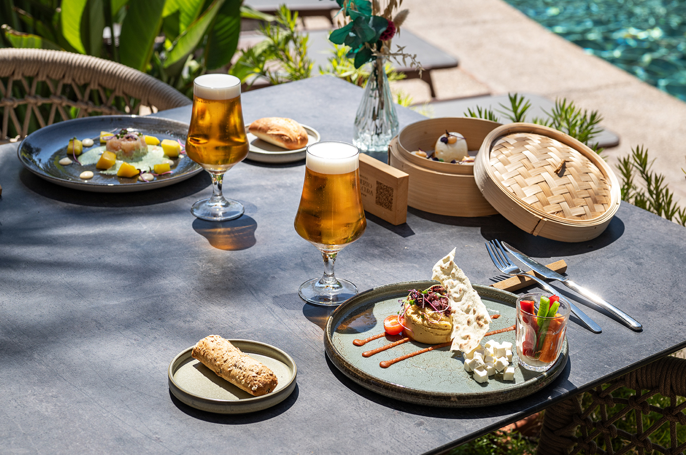 una mesa con platos de comida y bebidas y una caja de bambú