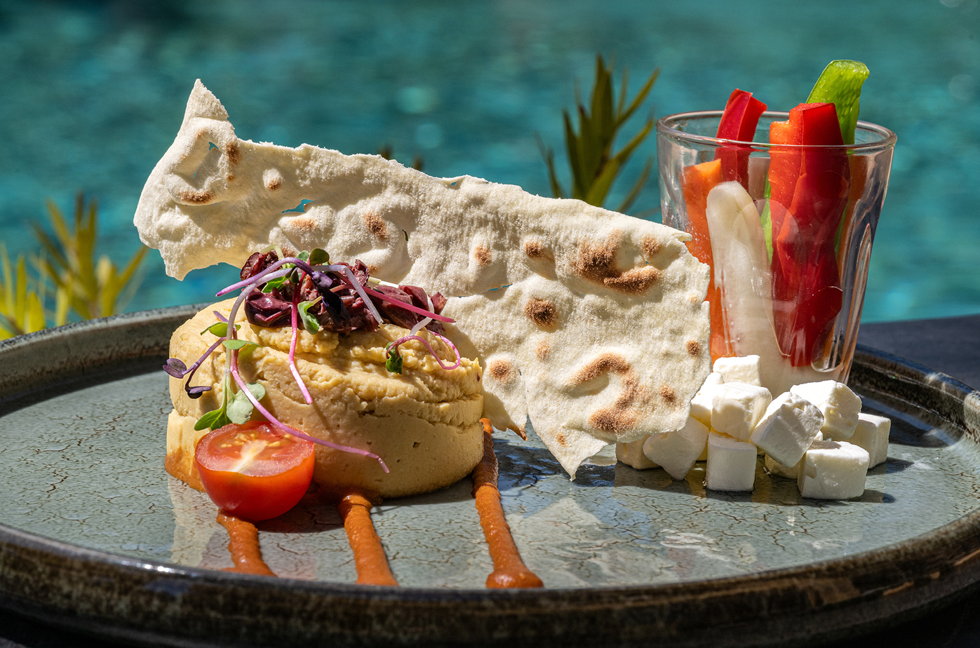un plato de comida con un trozo de pan y un vaso de verduras