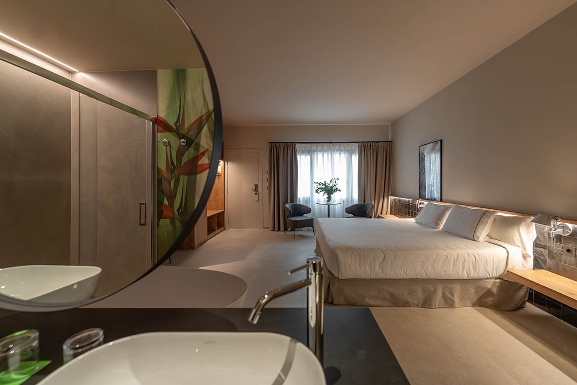 una habitación de hotel con una cama y un lavabo